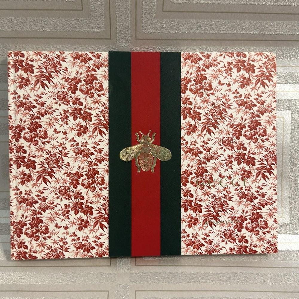 NWOT Gucci 2015 Gift catalog